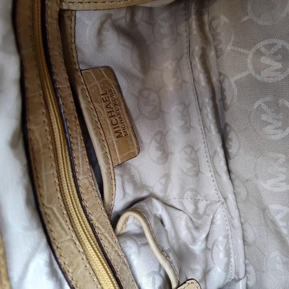 EUC Michael Kors Croc Embossed Handbag W/Jacquard Logo Lining With Dust Bag 🖤 - Picture 3 of 11